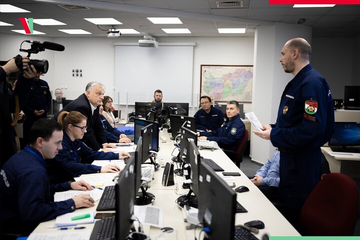 Orbán Viktor az Operatív Törzs Ügyeleti Központjában
