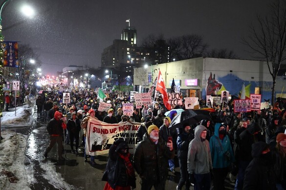 Minneapolis-ban könnygázt  is bevetettek a tüntetők ellen