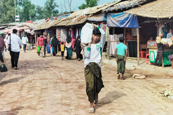 Fotó: AFP/MH Mustafa Az EU 63 millió euró humanitárius segélyt juttat a mianmari menekülteknek