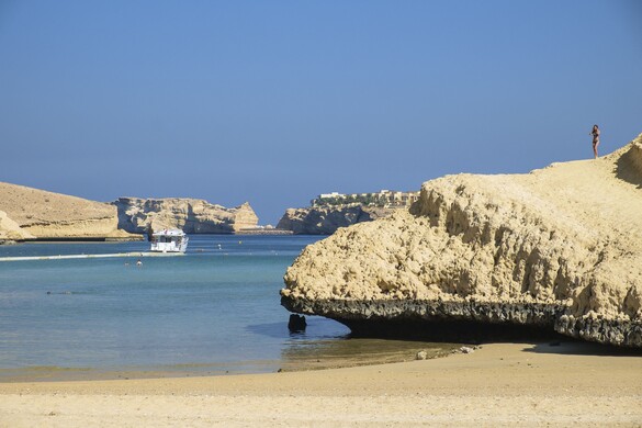 Turistákkal teli hajó borult fel az ománi partoknál
