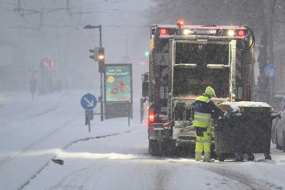 Folyamatosan dolgoznak a kukásautók az országban