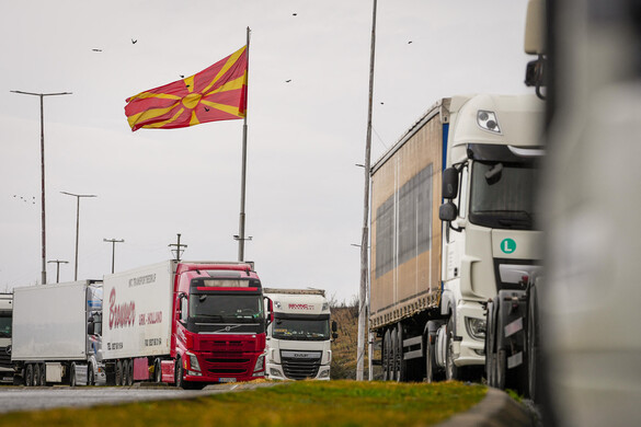 Lezárták a teherforgalmi átkelőket a Balkán fuvarozók