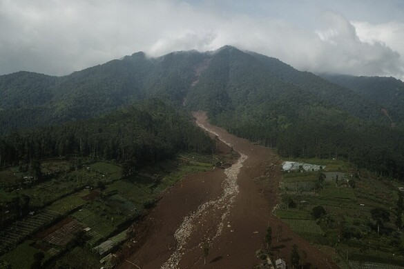 Rengeteg áldozatot követelnek a földcsuszamlások Indonéziában