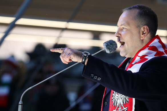 Jobbegyenes a balos cenzúrának