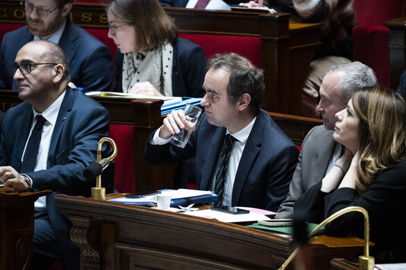 Elbuktak a francia kormány elleni bizalmatlansági indítványok