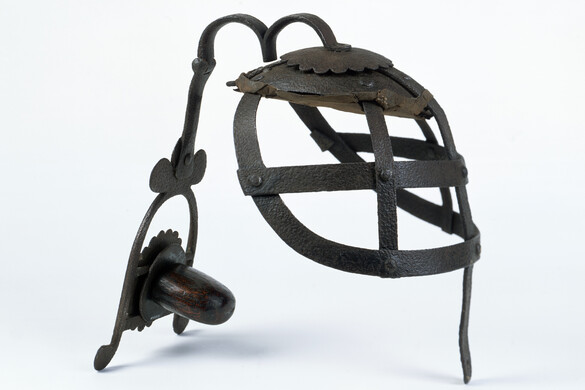 Embertelen eszközzel büntették a fecsegő nőket