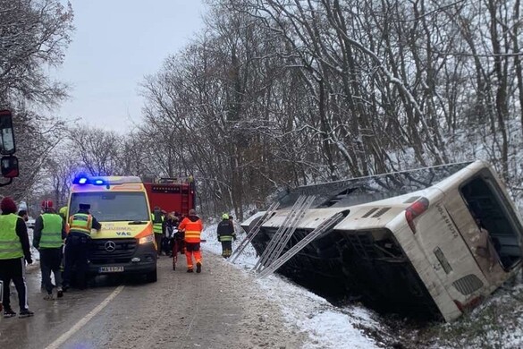 Árokba csúszott és oldalára dőlt egy busz Vácdukán