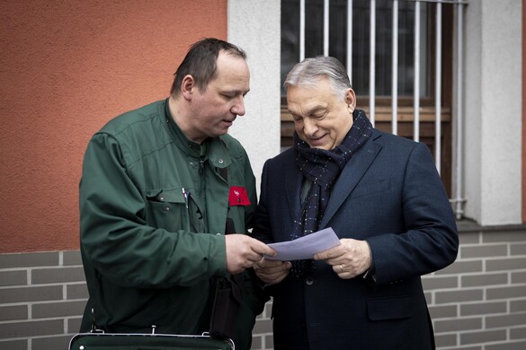 Orbán Viktor postás lett