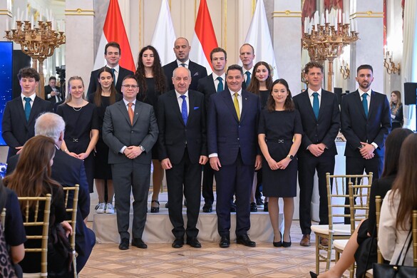 Letette az esküt a magyar csapat