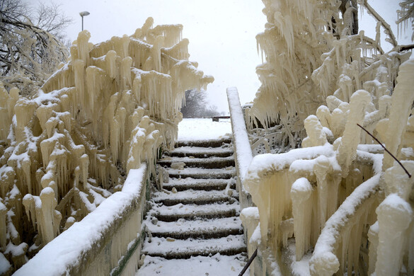 Befagyott vízesés zuhant egy turistacsoportra + VIDEÓ