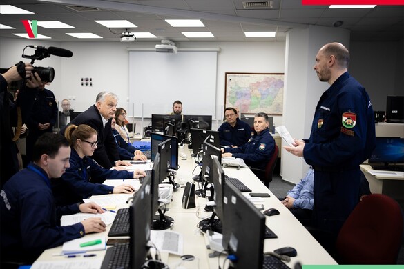 Orbán Viktor az Operatív Törzs Ügyeleti Központjában