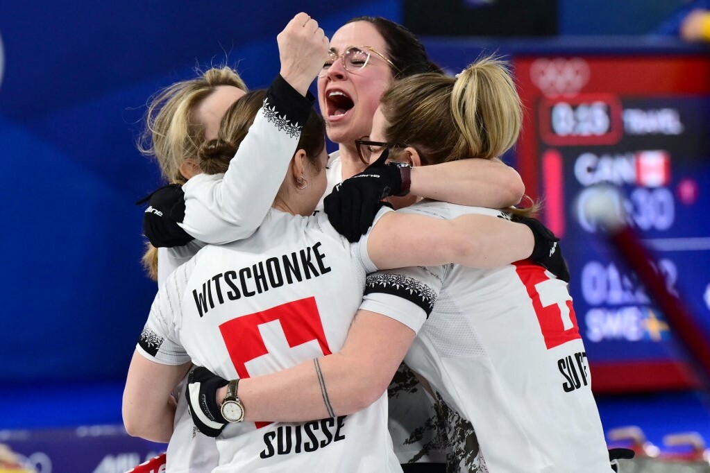 Svédország-Svájc finálé lesz a női curlingeseknél