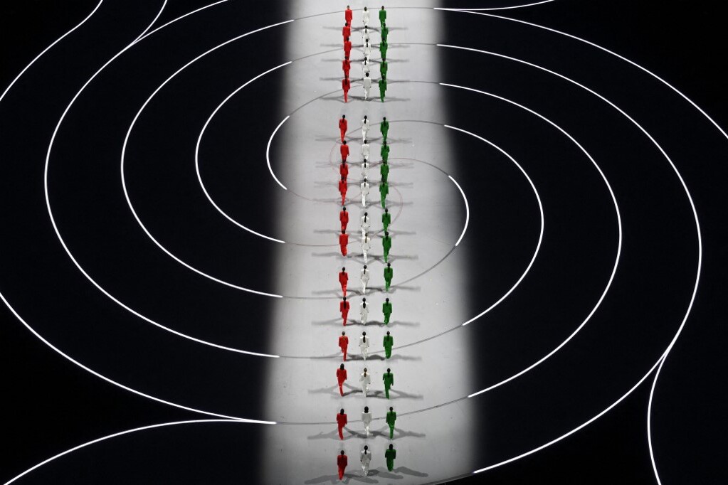 Modellek hozták el Giorgio Armani által tervezett ruhákat a San Siro stadion deszkáira