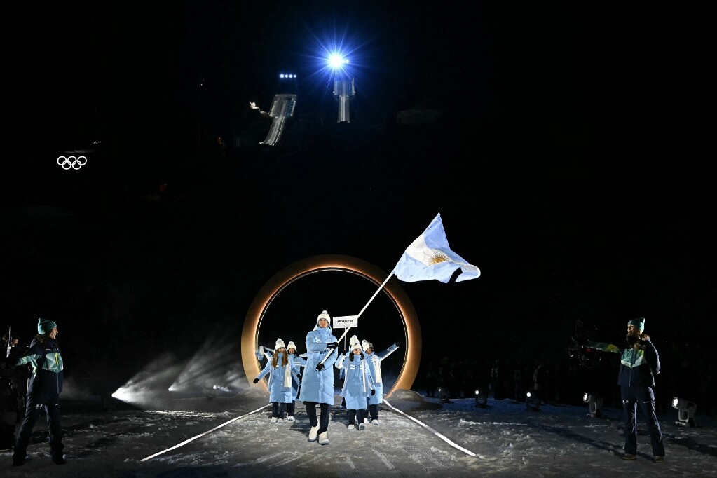 Az argentin delegáció zászlaját Franco Dal Farra lengeti