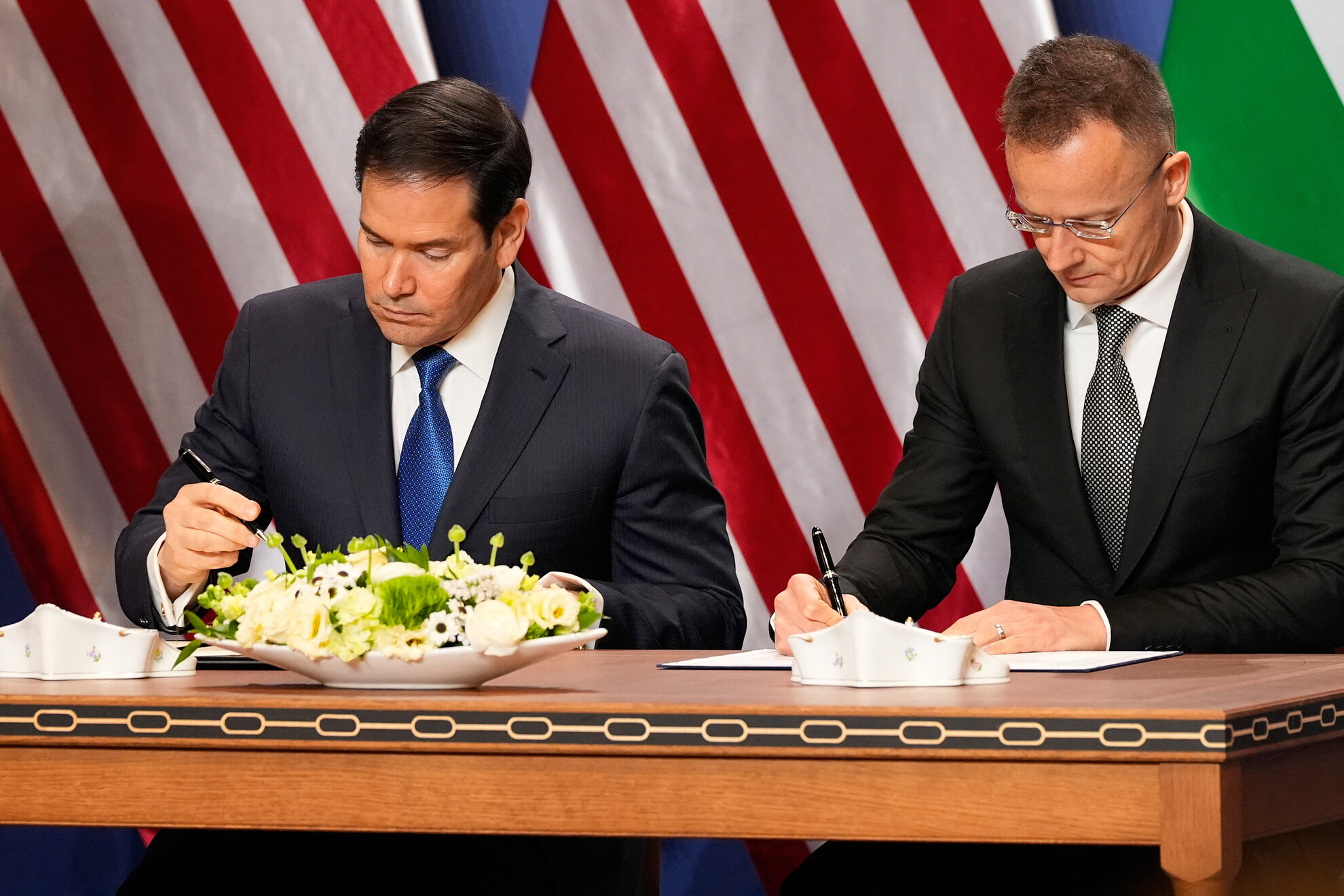 Marco Rubio és Szijjártó Péter a sajtótájékoztató elején aláírták az atomenergia megállapodást