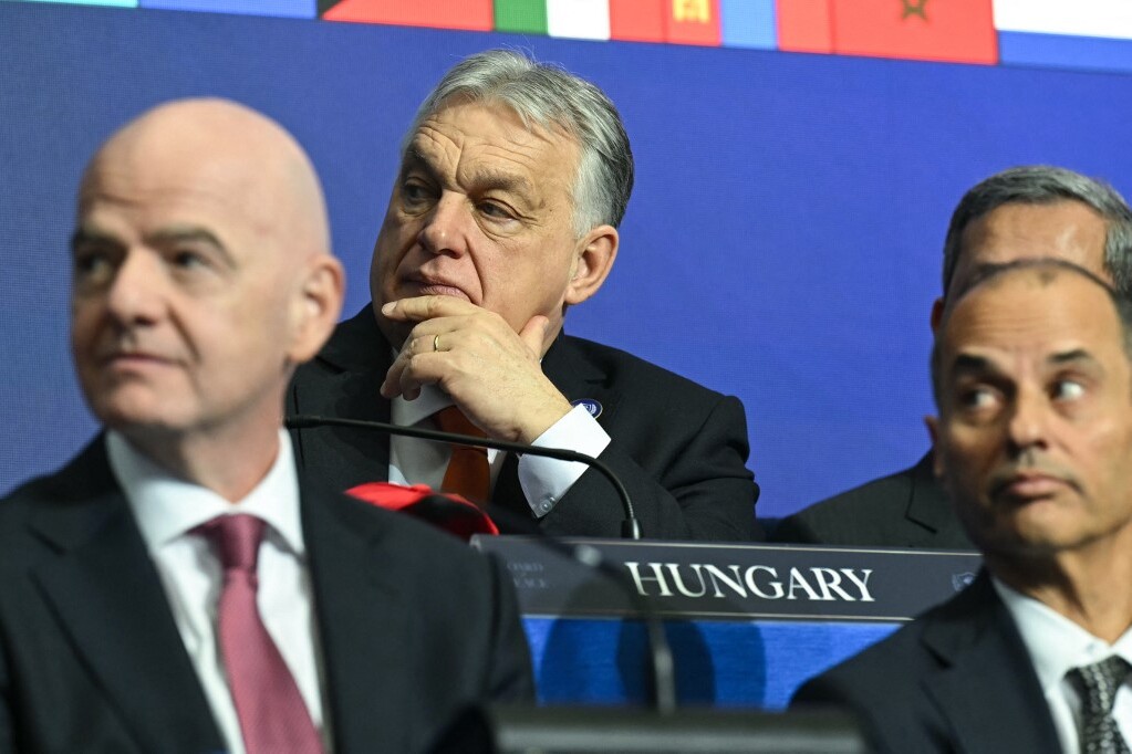 Orbán Viktor az amerikai elnök beszédét hallgatja