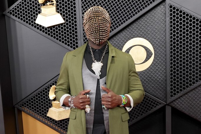 Raymond Angry vajon mit titkol arcán, hogy szegecsek mögé kellett bújtatnia