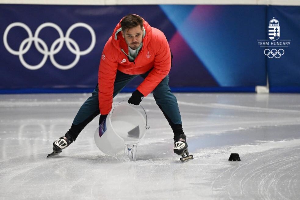 Az olimpiai bajnok Knoch Viktor „hízlalja” a jeget rövidpályás gyorskorcsolyázóinknak az olimpia előtt