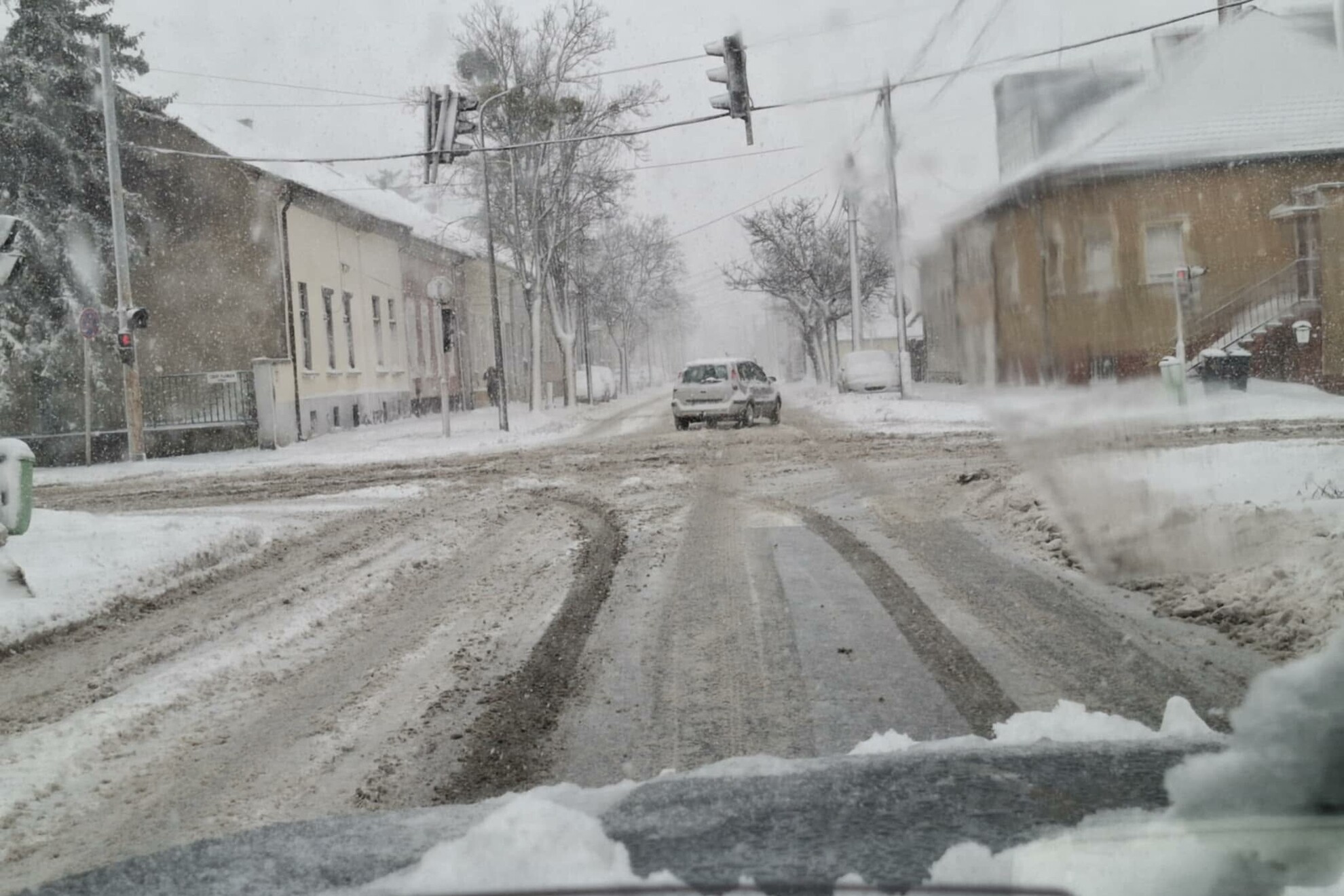 Szombathelyen továbbra is esik a hó