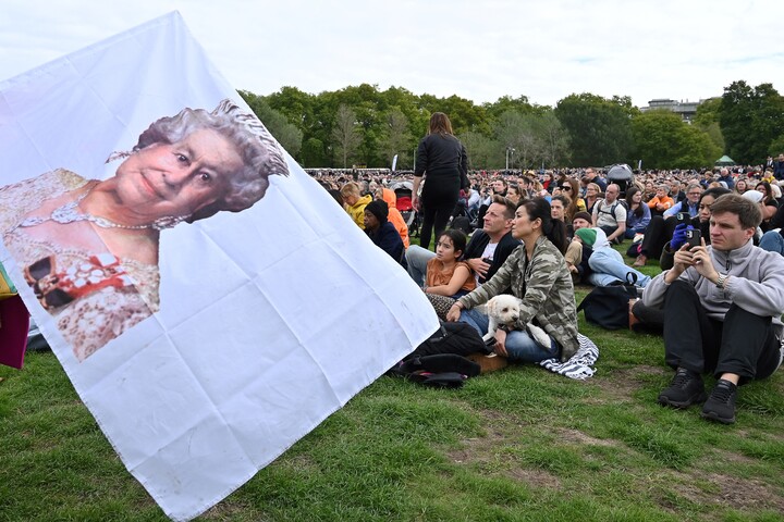 Tudták, hogy szovjet kém, a brit uralkodó mégis lovaggá ütötte