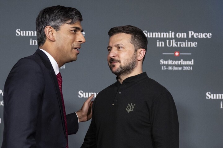Fotó: ALESSANDRO DELLA VALLE / POOL / AFP Váratlan szereplő jelent meg az ukrán elnök köreiben