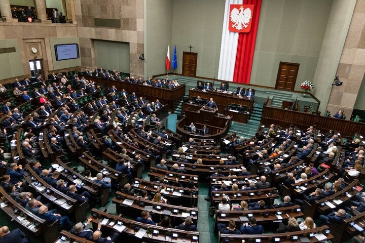 Osztódással szaporodnak a lengyel kormánypártok