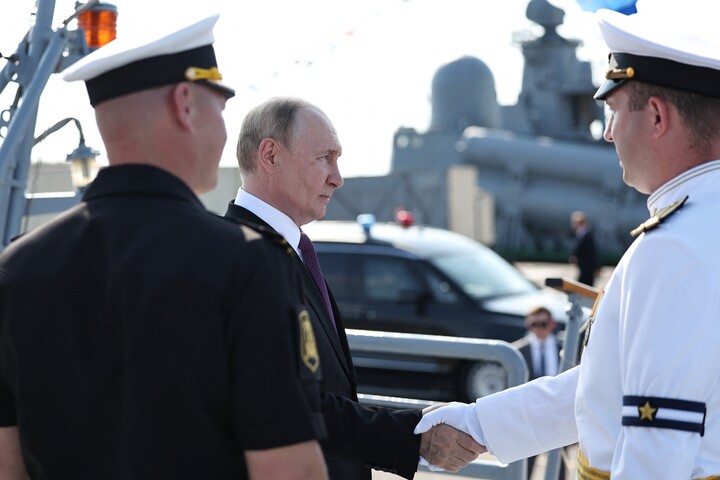 Az orosz haditengerészet „halálspirálba” került