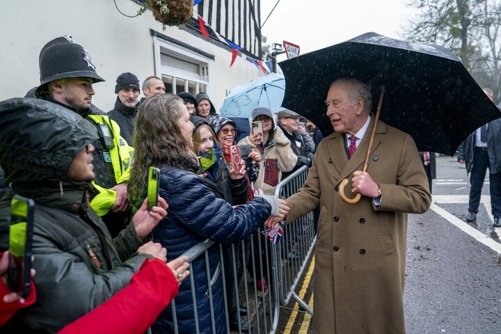 Károly királyt nyilvánosan zaklatták András miatt