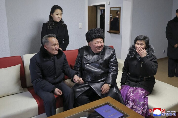 Kim átadta az Ukrajnában elesett harcosok családjainak épített lakásokat