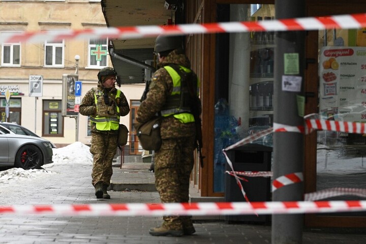 Robbanás sebesített meg több rendőrt