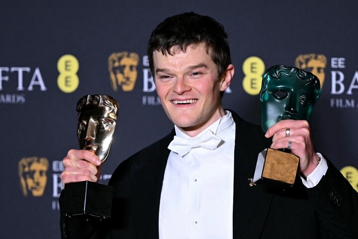 Fotó: JUSTIN TALLIS / AFP Robert Aramayo tarolt a BAFTA‑n
