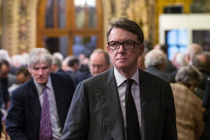 Alsónadrágban pózol a bukott munkáspárti lord