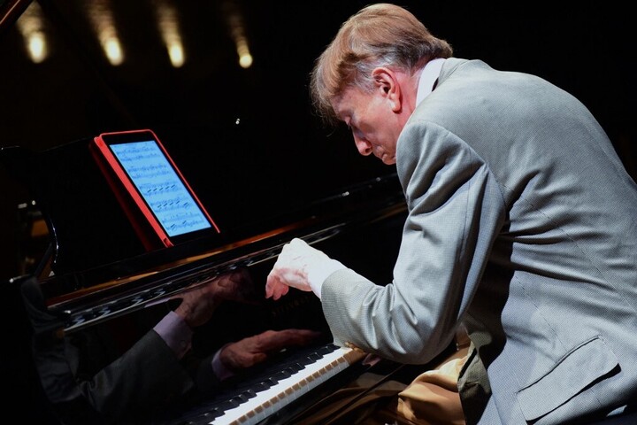 Fotó: AFP/Attila Kisbenedek Március 11-én búcsúztatják Vásáry Tamást