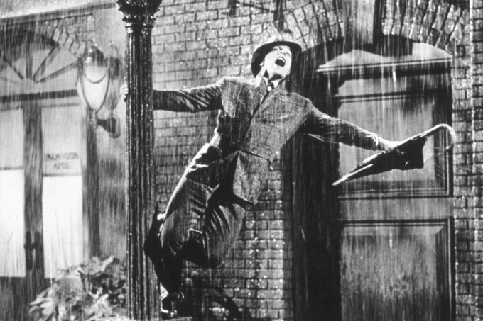 A „járda ördögeként”, felgyűrt ingujjban táncolt