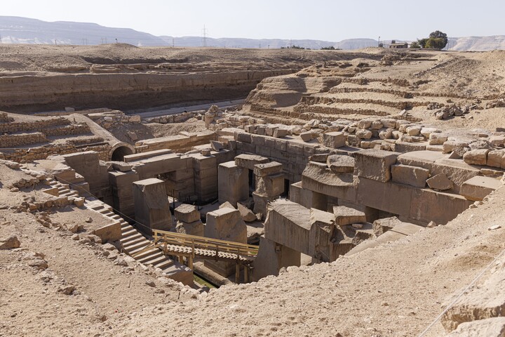 Egy ismeretlen fáraó sírját fedezték fel Egyiptomban