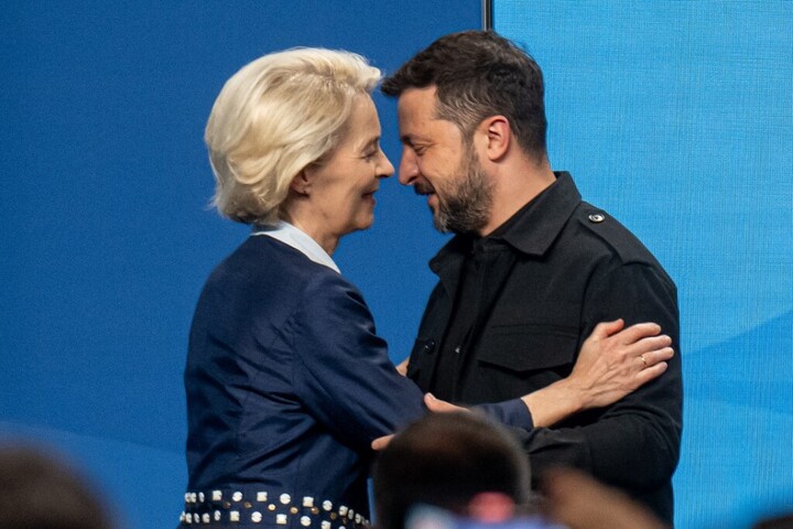 Ursula von der Leyen összejátszik Volodimir Zelenszkijjel