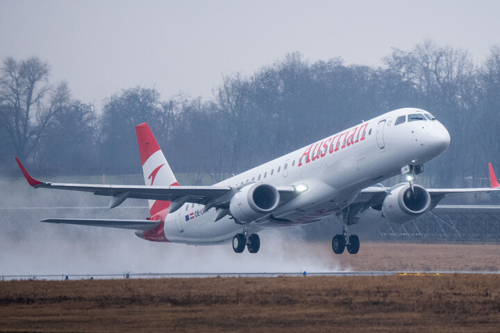 Hó bénította meg a légi közlekedést