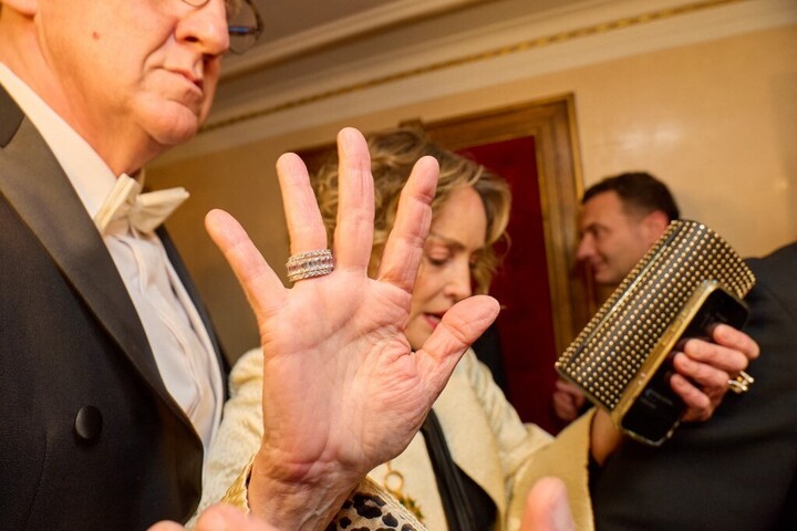 Sharon Stone zaklatottan távozott a Bécsi Operabálról