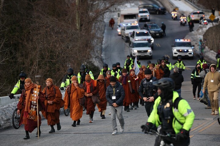 A Béke Menet: buddhista szerzetesek érkeztek Washingtonba 2300 mérföldes gyaloglás után