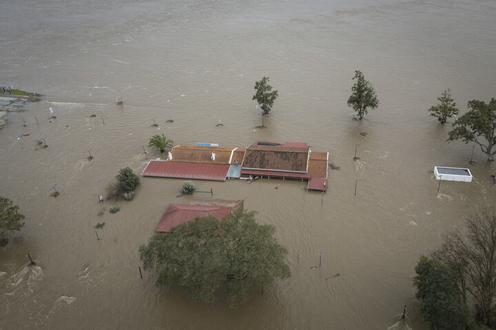 Összeomlott egy autópálya-viadukt Portugáliában
