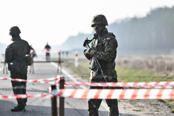 Lengyelország kitiltja a kínai autókat a katonai bázisokról