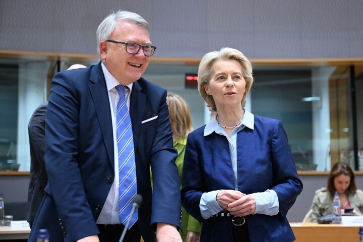 Beleállt Von der Leyenbe Nicolas Schmit