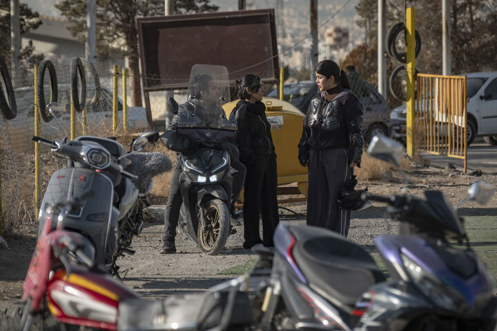 Iránban hivatalosan is engedélyezték a nőknek a motorvezetést