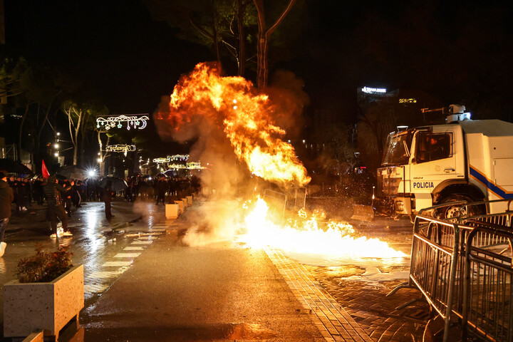 Tüntetők támadták meg az albán miniszterelnök rezidenciáját + VIDEÓ