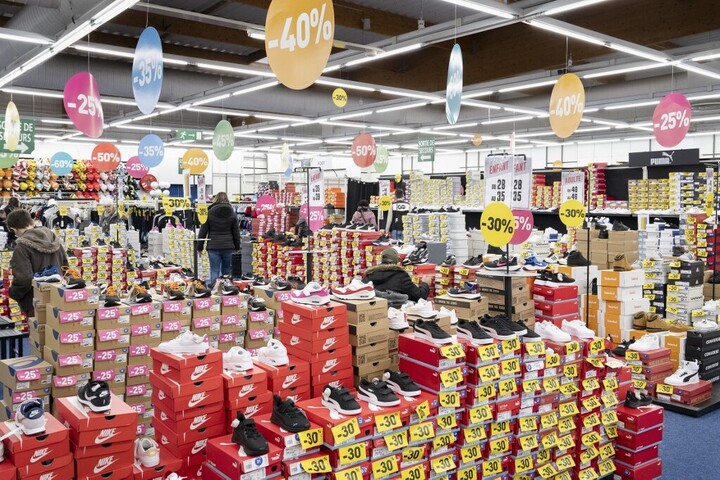 Fotó: AFP/Hans Lucas/Jean-Francois Fort Jó sok cipőt lopott a román rendőr