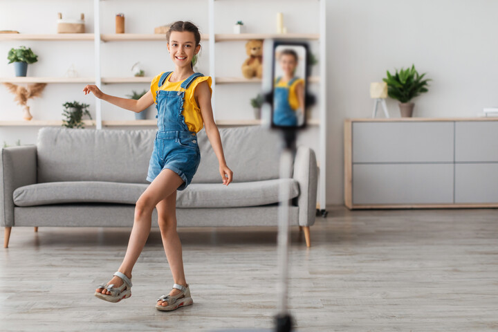 Veszélyeket rejt a gyermekek tartalomgyártó tevékenysége