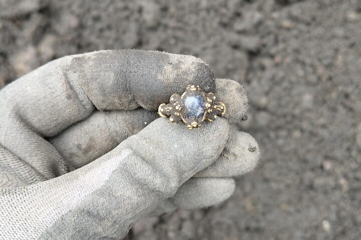 Fotó: Facebook/Norsk institutt for kulturminneforskning Egy figyelemre méltó, 800 éves aranygyűrűt fedeztek fel Norvégiában