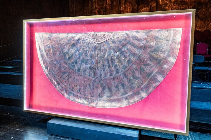 Ajándékba érkezett a koronázási palást