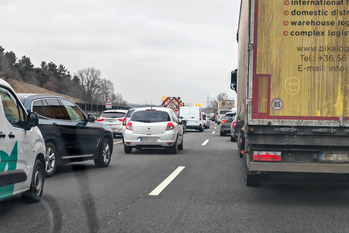 Hármas karambol történt az M1-esen Tatabányánál