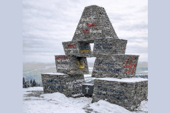 Fotó: Facebook/Keresztes Dávid Ismét meggyalázták Kárpátalján a honfoglalási emlékművet